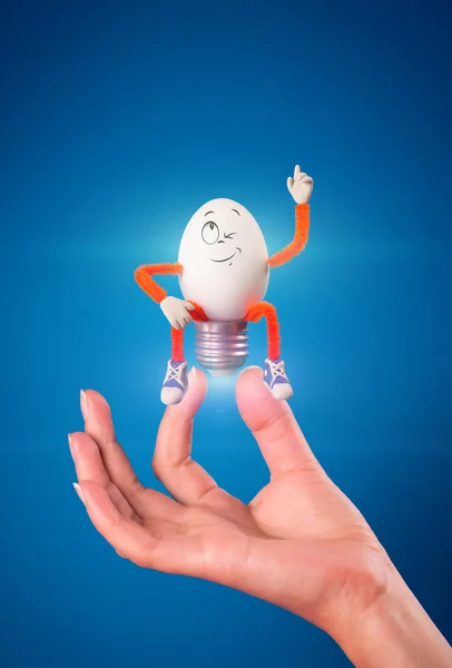 Забавное пасхальное яйцо в форме лампочки — стоковое фото