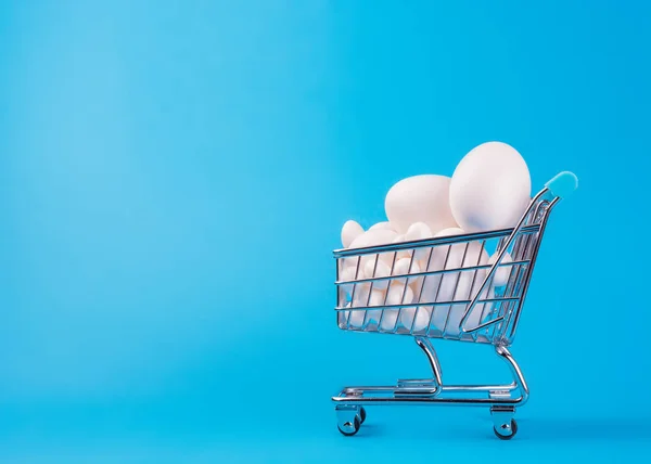 De kar van een supermarkt met eieren — Stockfoto