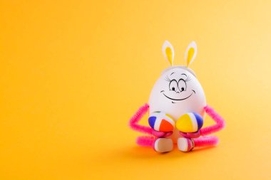 Yumurta kız tavşan kulaklar sivri Paskalya yumurtaları ile giyiyor