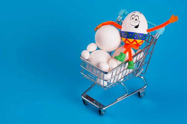 Grappige gelukkig lachend ei maken winkelen in een supermarkt — Stockfoto