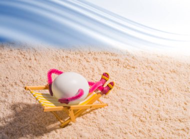 Paskalya yumurtası deniz sahilde şezlong üzerinde yalan