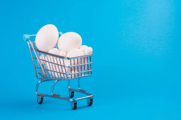 Winkelwagen van een supermarkt vol met eieren — Stockfoto