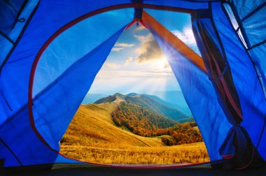 Turistler çadırdan sonbahar dağ Vadisi görüntülemek