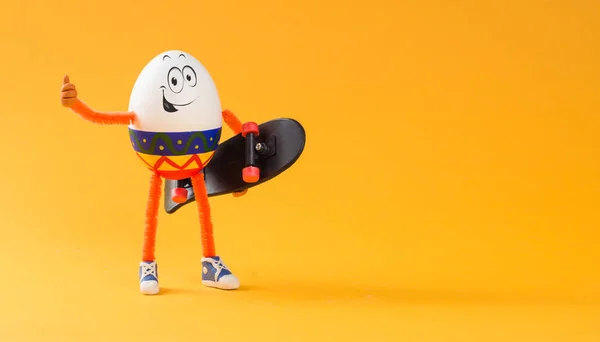 Пасхальное яйцо с миниатюрным скейтбордом — стоковое фото