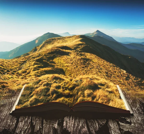 Ορεινής κοιλάδας στις σελίδες του ένα ανοικτό βιβλίο — Φωτογραφία Αρχείου