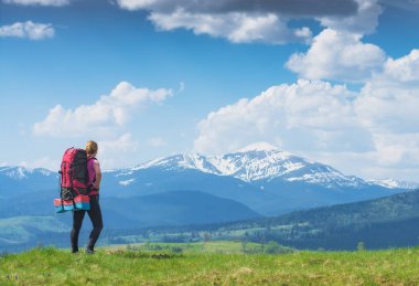 sırt çantası ile kız uzun yürüyüşe çıkan kimse