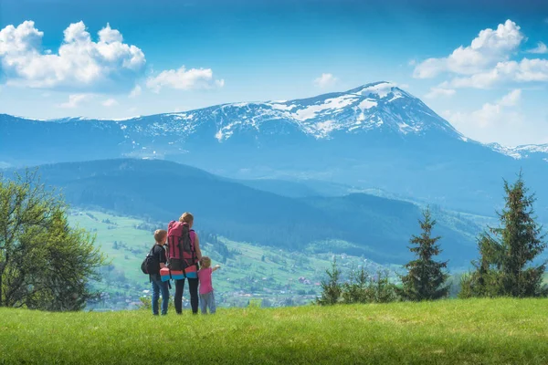 Мать турист с двумя детьми, стоящими на холме — стоковое фото