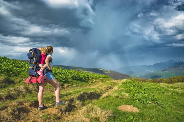 아기와 어머니 등산객 즐길 폭풍우 치는 하늘 — 스톡 사진