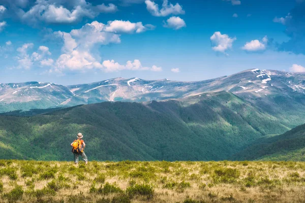 El chico excursionista con mochila turística de pie en una colina —  Fotos de Stock