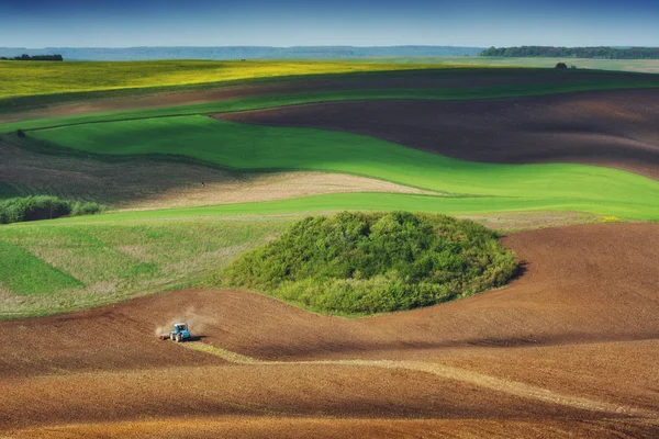 Trator fertilize um campo de primavera — Fotografia de Stock