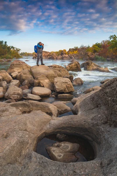 Fotoğrafçı Rocky River 'ın fotoğrafını çekiyor. — Stok fotoğraf