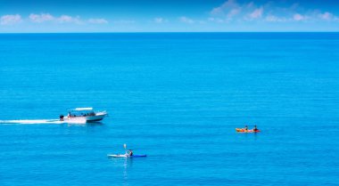 Açık denizde kayıklar ve kayıklar