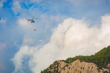 Helikopter orman yangınını söndürdü.