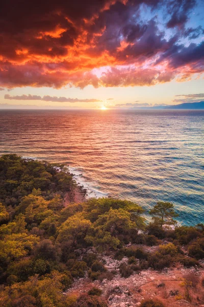 Unglaublich farbenfroher Sonnenuntergang über dem Meer — Stockfoto