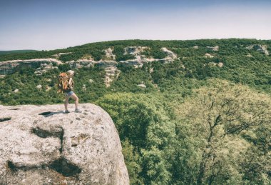 Kayalık kenarlı şapkalı bir kız