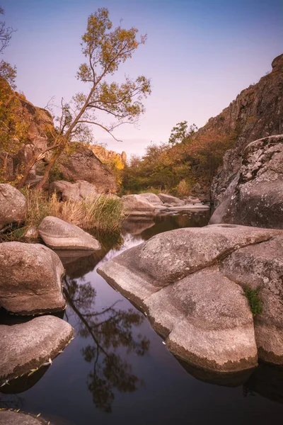 Un arroyo en el fondo de un cañón rocoso — Foto de Stock