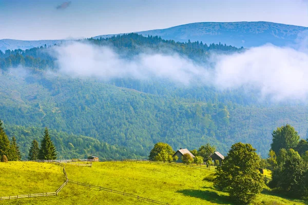 Alpejska Wioska Górska Wiosennej Łące Piękny Idylliczny Krajobraz Karpaty Ukraina — Zdjęcie stockowe