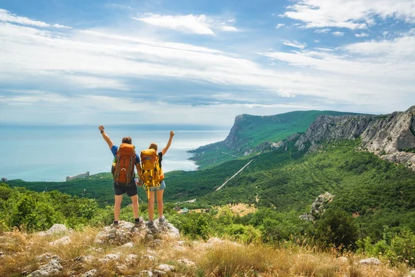 一对快乐的旅行夫妇带着背包在夏天的山上远足的一天 远足和探险概念 — 图库照片