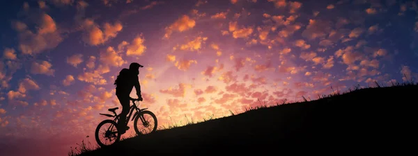 Rowerzysta Jadący Pod Górę Przed Majestatycznym Kolorowym Zachodem Słońca Ekstremalny — Zdjęcie stockowe