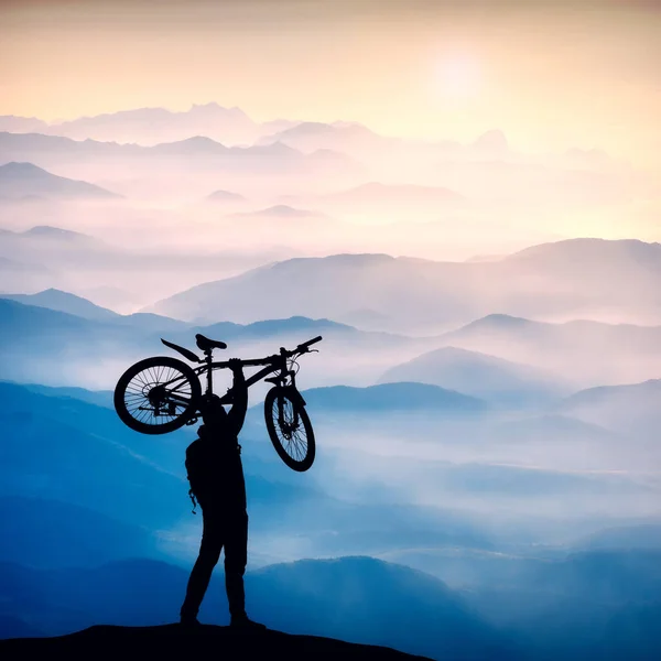 Silhouette Eines Radfahrers Der Das Fahrrad Mit Einer Hand Über — Stockfoto