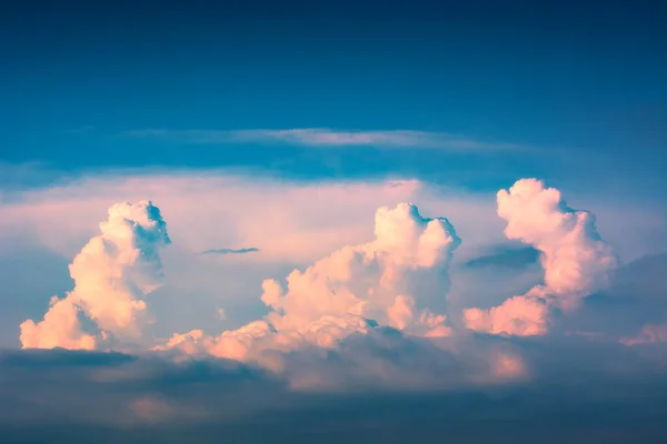 空にピンクのふわふわの雲とカラフルな夕日 — ストック写真