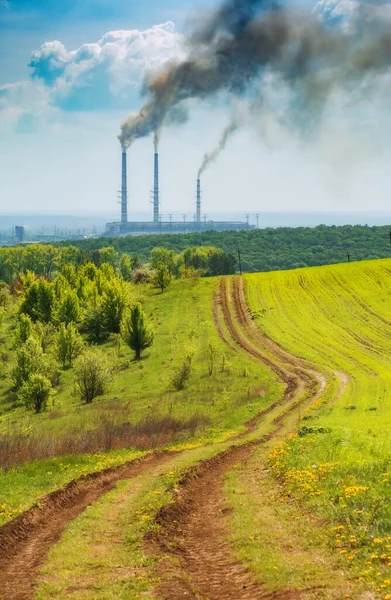 Cesta Přes Jarní Pole Kouřovými Trubkami Elektrárny Obzoru Ekologický Koncept — Stock fotografie