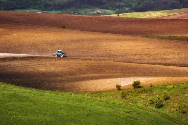 Tractor Arada Campo Primavera Antes Una Siembra Ucrania Agricultura —  Fotos de Stock