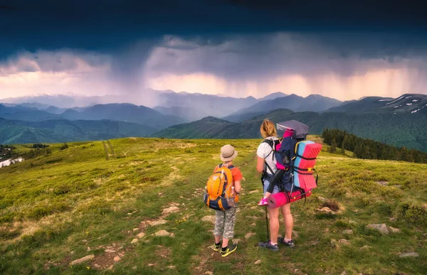 Madre Sus Hijos Caminando Por Sendero Montaña Clima Tormentoso Lluvioso —  Fotos de Stock