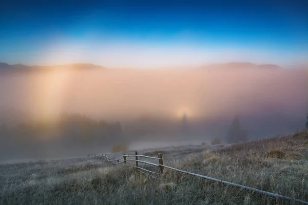 Tiefer Morgennebel Alpental Kaputte Geisterwirkung Auf Niedrigem Wolkenniveau — Stockfoto