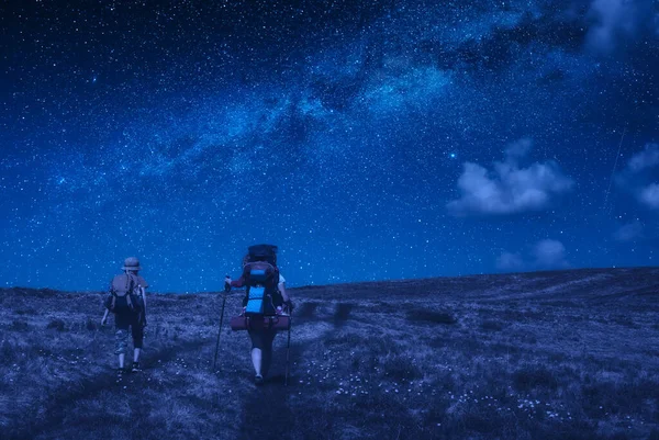 Семейные Туристы Ходят Горы Звездным Небом Ночью Далеко Людей — стоковое фото