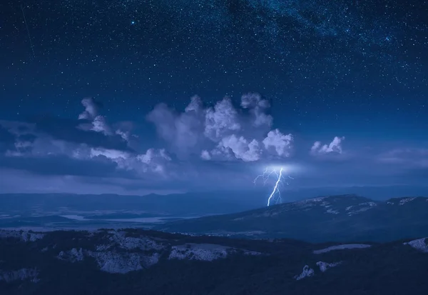 Blixt Regniga Moln Månsken Med Mjölkaktigt Sätt Stjärnklar Himmel Natten — Stockfoto