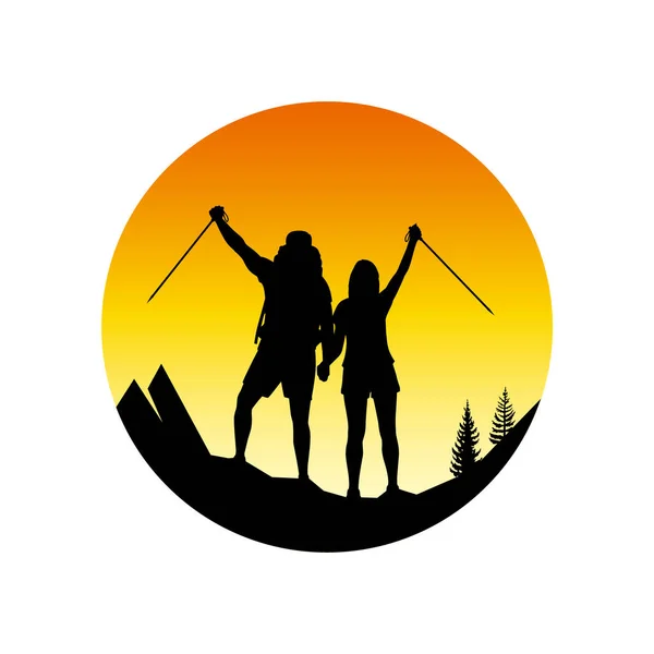 Par Excursionistas Felices Con Las Manos Levantadas Contra Sol Logo — Archivo Imágenes Vectoriales