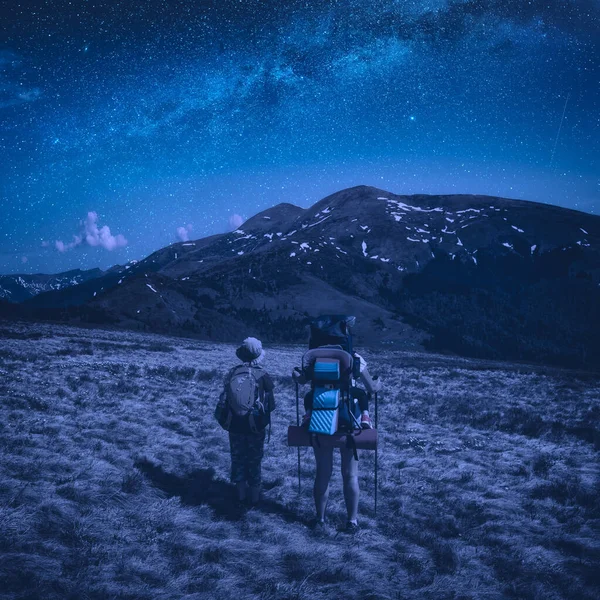 Familia Activa Trekking Una Montaña Por Noche Con Vía Láctea — Foto de Stock