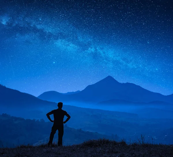 Πεζοπόρος Στέκεται Ένα Λόφο Και Απολαύσετε Φωτεινό Γαλαξία Μας Ένα — Φωτογραφία Αρχείου
