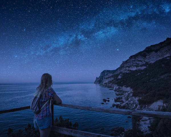 Chica Con Mochila Disfrutar Vía Láctea Cielo Nocturno Estrellado Sobre — Foto de Stock