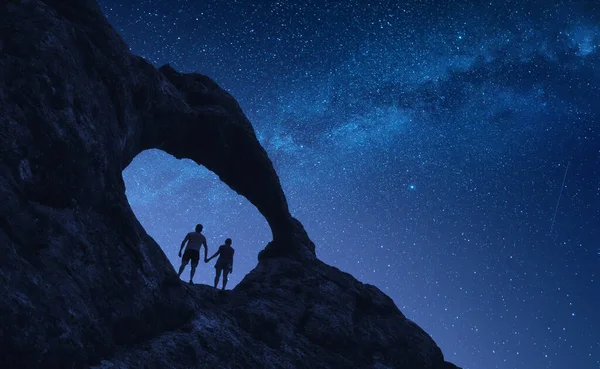 Casal Jovens Arco Pedra Sob Céu Estrelado Noite — Fotografia de Stock