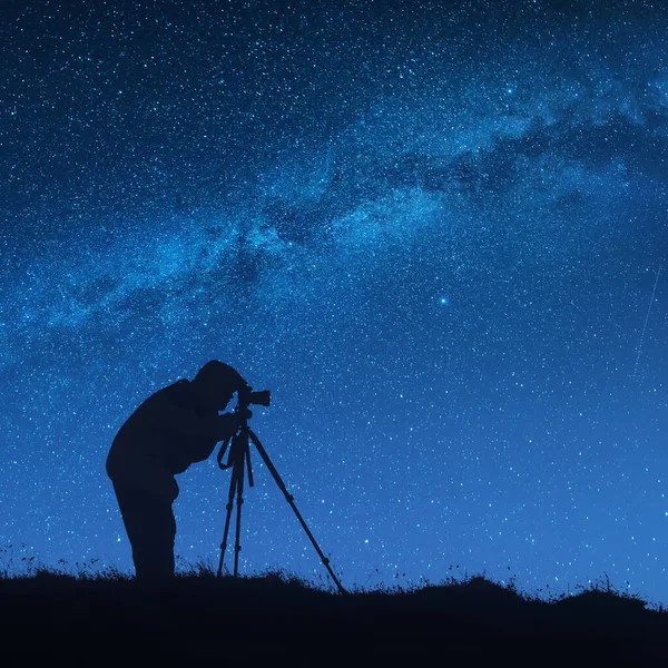 Silueta Fotografa Fotoaparátem Stativu Natáčejícím Mléčnou Dráhu Hvězdné Noční Obloze — Stock fotografie