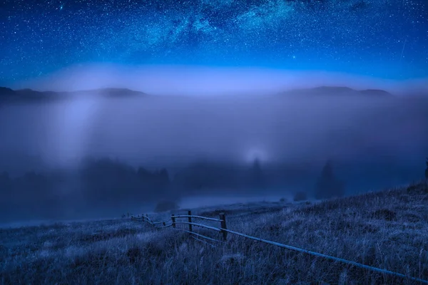 Nevoeiro Profundo Vale Alpino Noite Com Láctea Céu Estrelado Efeito — Fotografia de Stock