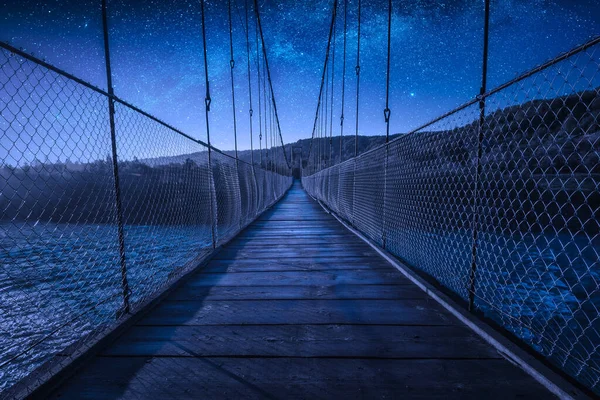 Puente Colgante Madera Sobre Río Por Noche Con Vía Láctea — Foto de Stock