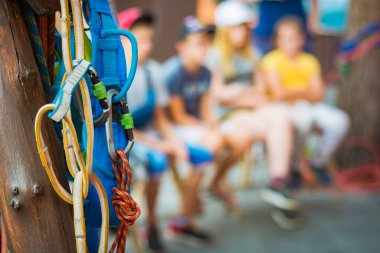 Tırmanmadan önce güvenlik eğitimi alan bir grup çocuk. Açık hava aktivitesi.