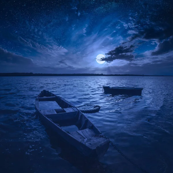 Деревянные Лодки Волге Восходом Полнолуния Облачном Ночном Небе — стоковое фото