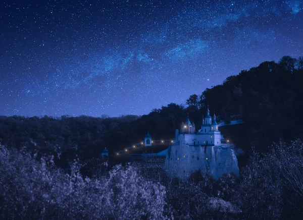 Iglesia Ortodoxa Acantilado Tiza Ciudad Svyatogorsk Bajo Cielo Nocturno Estrellado — Foto de Stock