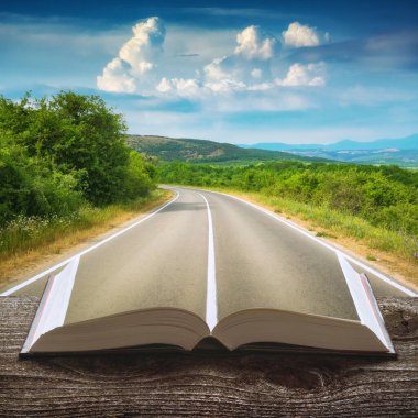 Kırım Dağı vadisinde asfalt yol açık sihirli bir kitabın sayfaları üzerinde. Seyahat ve eğitim kavramı..