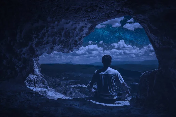 Человек Медитирующий Пещере Видом Ночную Горную Долину Млечным Путем Небе — стоковое фото