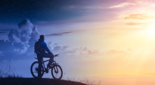 Radfahrer Auf Einem Berggipfel Zwischen Tag Und Nacht Märchenhafte Konzeptlandschaft — Stockfoto