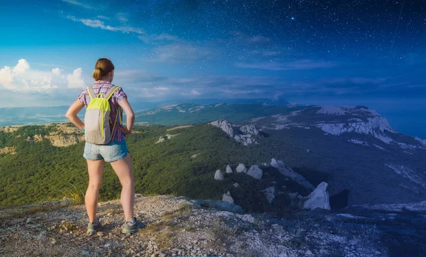 Senderista Con Mochila Pie Una Colina Rocosa Entre Día Noche — Foto de Stock