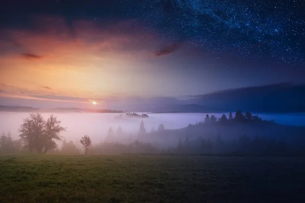 Dag Nacht Karpaten Mistige Bergvallei Sprookjesachtig Conceptueel Landschap — Stockfoto