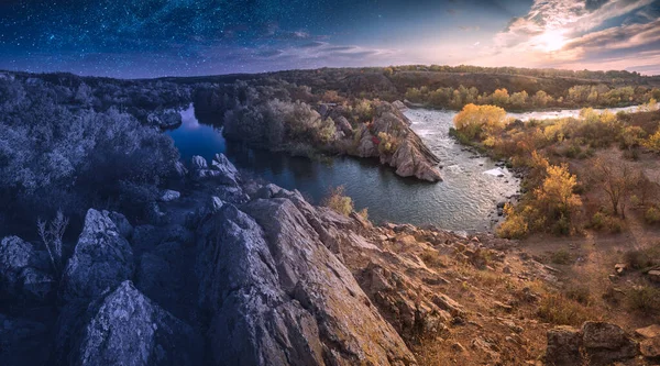 昼も夜も 秋の川の渓谷のパノラマ おとぎ話のような風景 — ストック写真