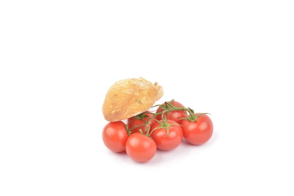 Friss piros paradicsom, kenyér, fehér háttér — Stock Fotó