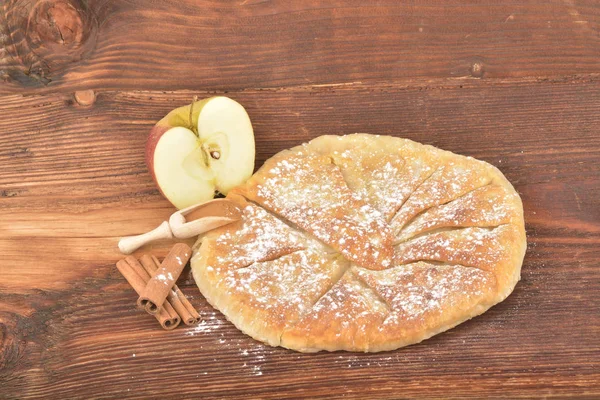 Tarte aux pommes maison sucrée avec cannelle et sucre — Photo